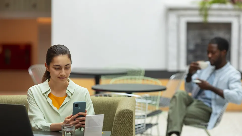 Cliente acompanhando o serviço pelo celular